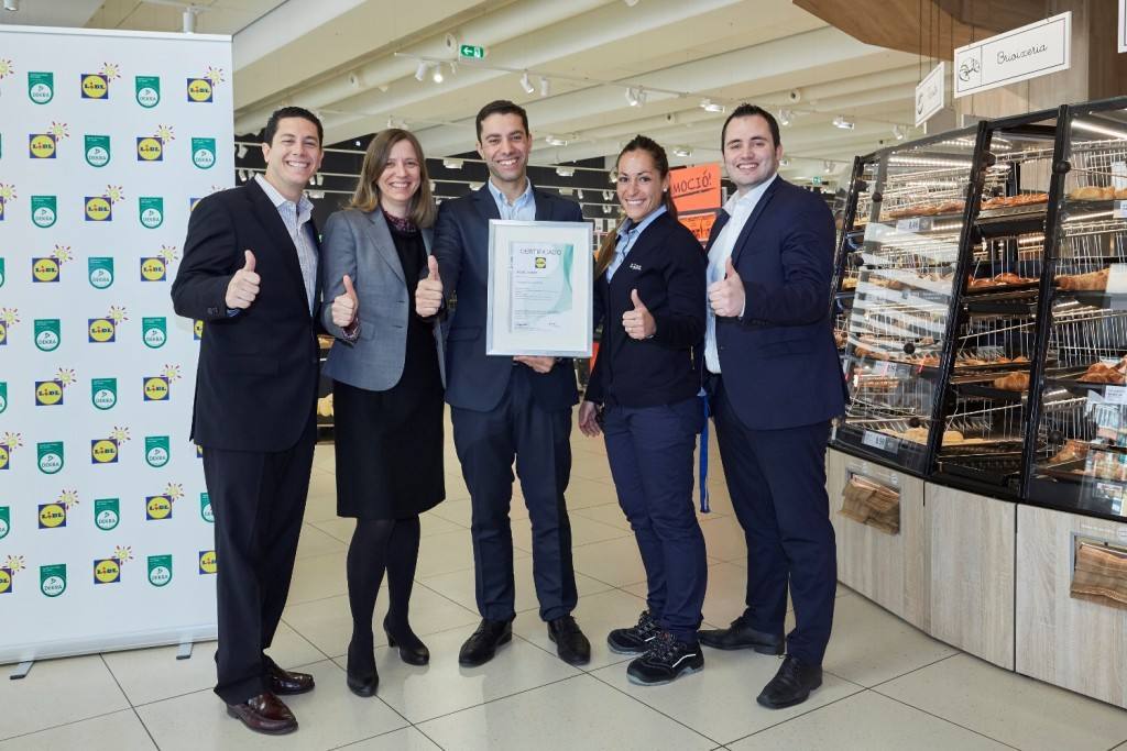 Miembros del equipo de Lidl tras recibir la certificación