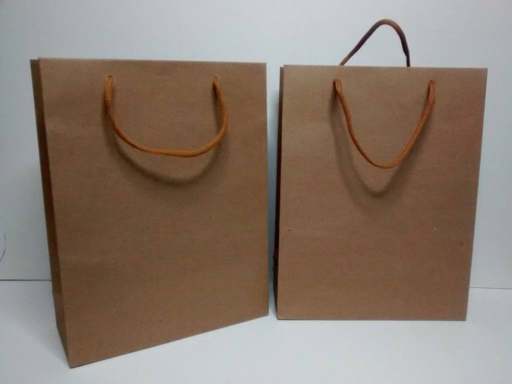 Bolsas papel. Avance rápido en tiendas de más tímido en supermercados