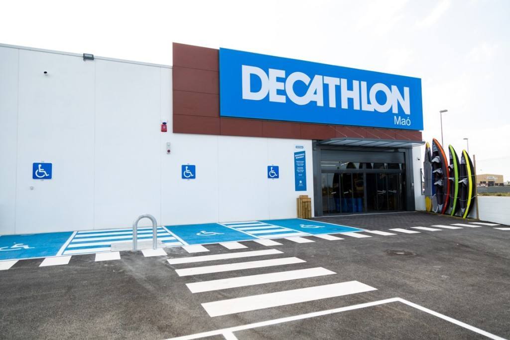 Fachada Decathlon Maó