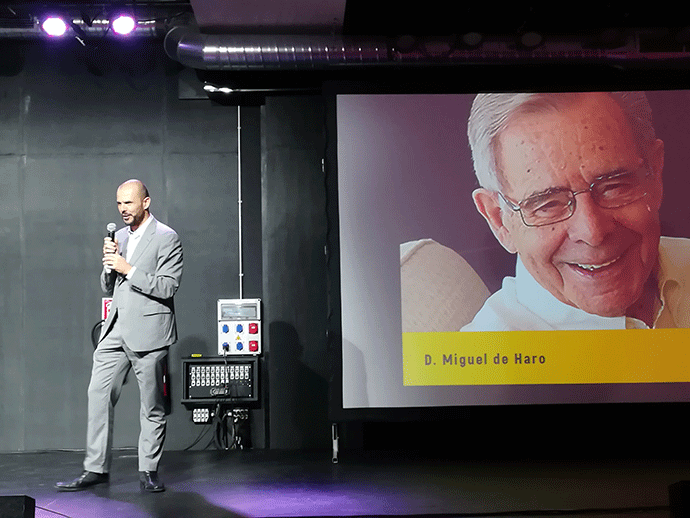 Jaime de Haro, director general de Ediciones y Estudios, recogió el premio a título póstumo concedido a su padre y predecesor en la compañía