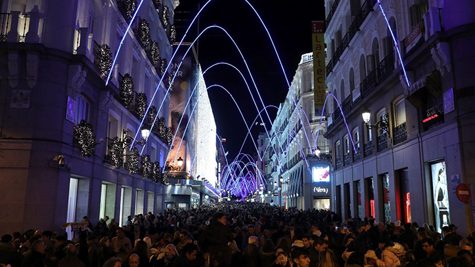 Calle Preciados (Madrid), en estas fiestas navideñas, donde las aglomeraciones son las protagonistas.