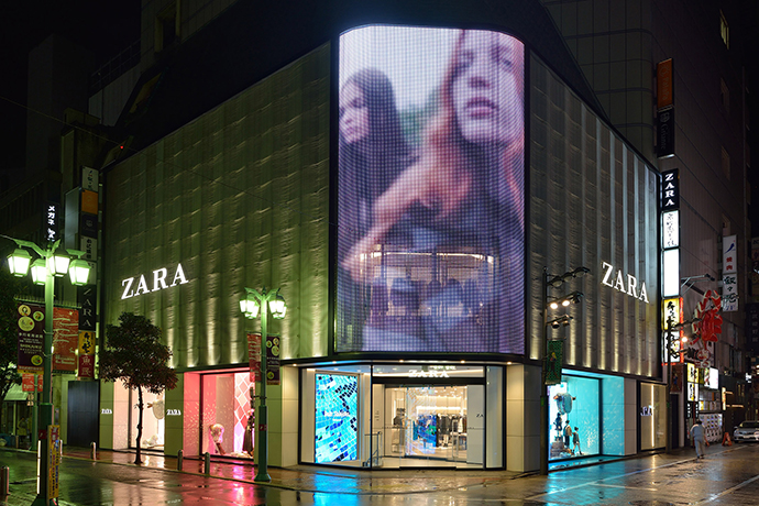 Zara se mantiene como la primera marca nacional más valiosa, ocupando el puesto 92 (Imagen de una tienda en Tokio, Japón).