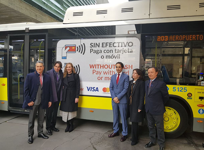 (De izquierda a derecha) El director general de Santander España Merchant Services, Rubén Justel; la directora general de Mastercard España, Paloma Real; el director general de Santander España Merchant Services, Rubén Justel; la directora General de Visa en España, Carmen Alonso, y el gerente de la Empresa Municipal de Transportes de Madrid, Álvaro Fernández Heredia.