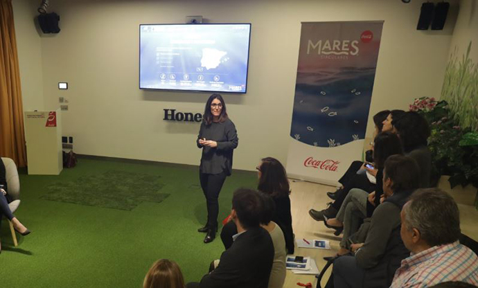 Carmen Gómez-Acebo, directora de responsabilidad corporativa de Coca Cola European Partners Iberia, en la presentación de los resultados de Mares Circulares 2018.