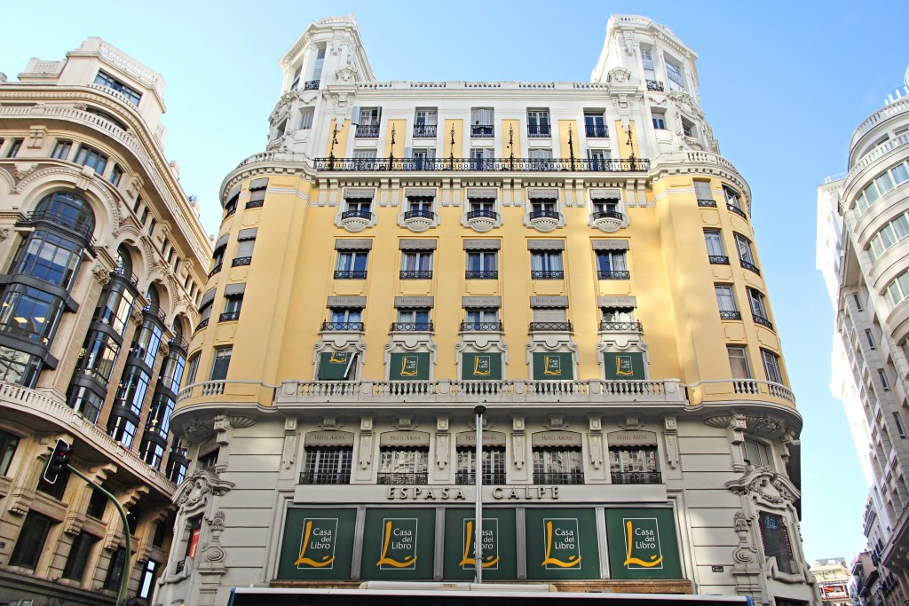 La Renovada Flagship De Casa Del Libro En Gran Via Y El Hotel De Cristiano Ronaldo Daretail