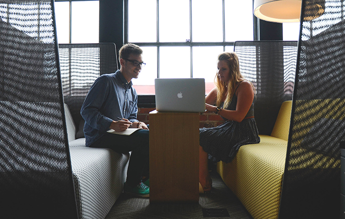 Job sharing: un nuevo modelo laboral que está revolucionando el trabajo en Europa, donde dos personas comparten el mismo puesto.