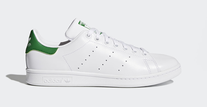 Las zapatillas blancas Stan Smith de Adidas.