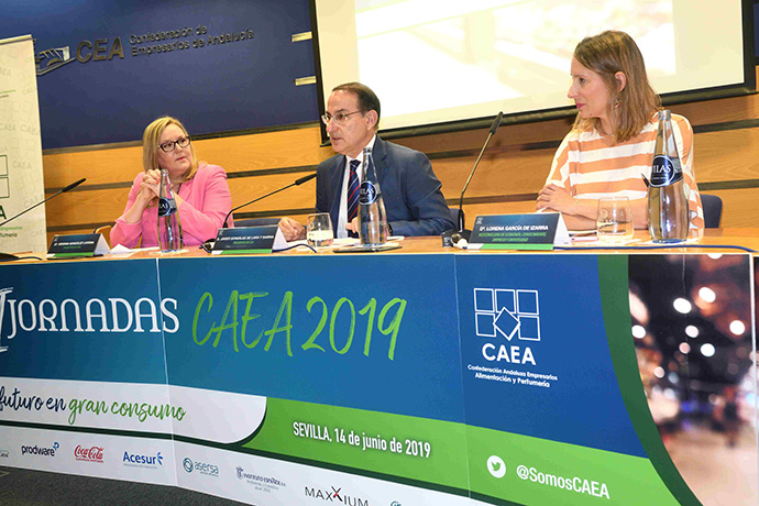 De izquierda a derecha: Virginia González Lucena, presidenta de CAEA; Javier González de Lara y Sarria, presidente de la CEA; Lorena García de Izarra, viceconsejera de Economía, Conocimiento, Empresas y Universidad de la Junta de Andalucía