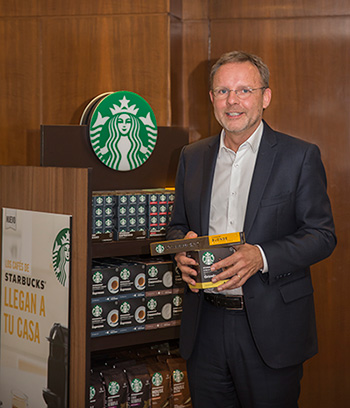 Jacques Reber, director general de Nestlé España, con las nuevas cápsulas de café Starbucks