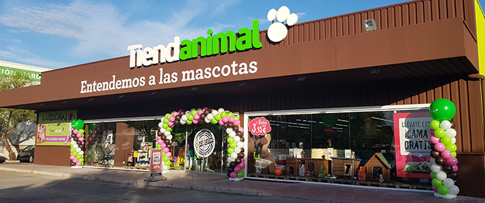 la empresa especializada en productos para mascotas suma ya 54 tiendas, afianzando su plan de expansión.