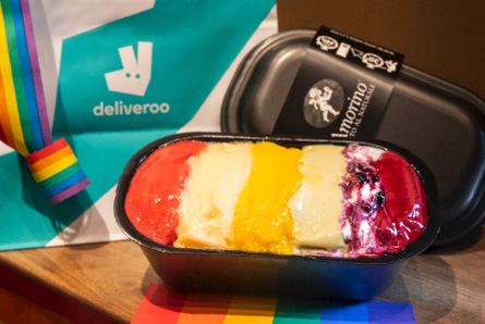 En colaboración con el restaurante Amorino, Deliveroo ha creado un helado con los colores de la bandera del arcoiris