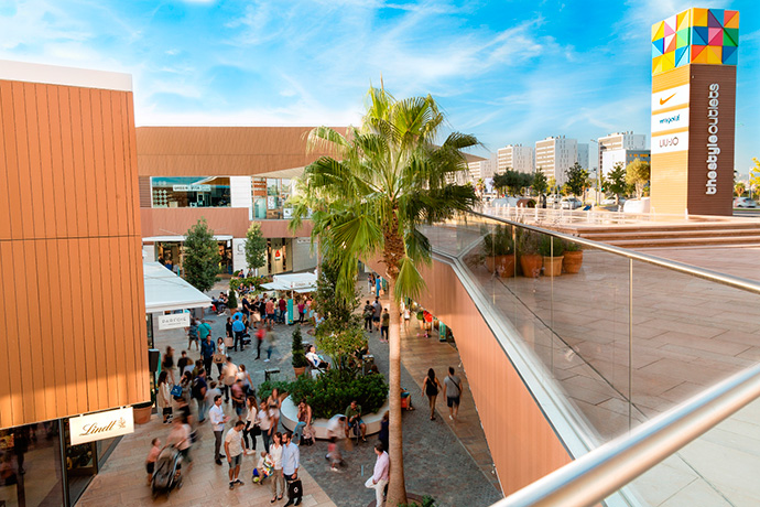 En los seis primeros meses del año, los outlets de Neinver en España han atraído un 3% más de visitantes