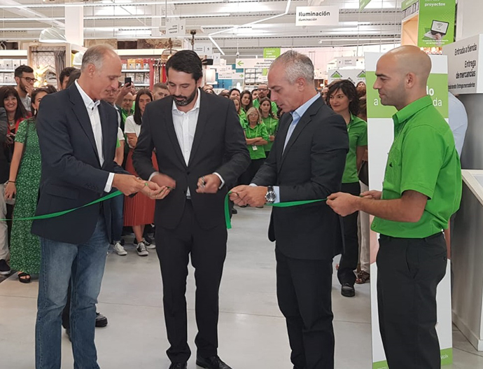 De izquierda a derecha: Ignacio Sánchez (director general de la compañía), Carlos Pozo (director de la tienda de Ourense) y José Ramón Abad (director regional zona noroeste).