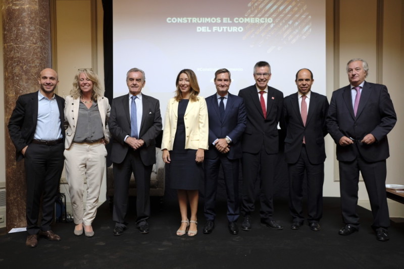 Miguel Mota, CEO de Worten; Petra Axdorff, directora general de Ikea Ibérica; Alfonso Merry del Val, presidente de ANGED; Xiana Méndez, secretaria de Estado de Comercio, Jaume Miquel, presidente ejecutivo de Tendam; Agustín Markaide presidente de Eroski, Rami Baitiéh, CEO de Carrefour España y Javier Millán Astray, director general de ANGED al finalizar la Asamblea General