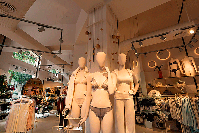 Interior de la nueva tienda de Woman'secret en Barcelona 