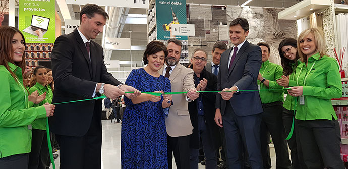 De izquierda a derecha): Íñigo Pérez, Director Regional Zona Centro. Pilar Zamora, Alcaldesa de Ciudad Real Francisco Rogel, Director Leroy Merlin COMPACT Ciudad Real. Pedro Manuel Maroto, Concejal de Promoción Económica. Juan Sevillano, Director de Desarrollo. Francisco Javier García, Director Coach y Director de Leroy Merlin Rivas