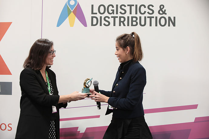 Raquel Carboneras, Directora de Logistics & Distribution, entregando el premio a la representante de Paymark Fast