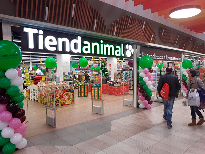 Exterior de la nueva tienda física Tiendanimal en el Centro Comercial Parquesol