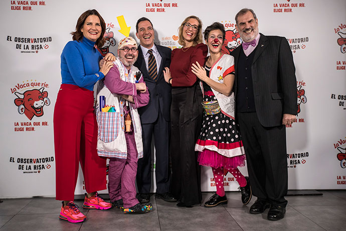 Samanta Vallejo, emabajadora de la marca; el Doctor Picatostes de la Fundación Theodora; Alejandro Echegaray, Director de Fundación Theodora; Lara Borrajo, directora de marketing en Bel España; la doctora lunarcita, de la Fundación Theodora; y Para José Elías, psicólogo sanitario y pionero en Risoterapia en España