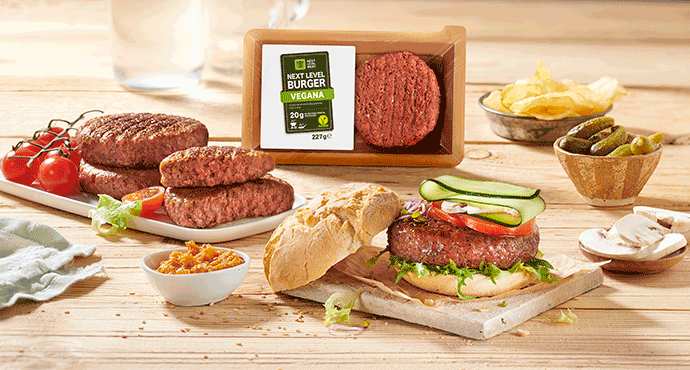 la nueva burger de Lidl es una réplica de la receta de Beyond Meat, que está compuesta, entre otros ingredientes, de verdura, proteína de guisante, soja y trigo,