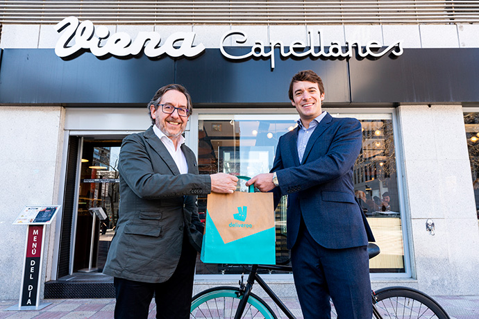 (De izq. a der) Antonio Lence, director de Viena Capellanes, y Álvaro Dexeus, director comercial de Deliveroo