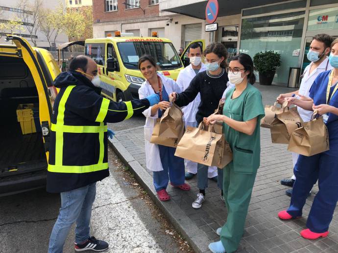 Carteros voluntarios de Correos colaborarán en las entregas de esta plataforma a los hospitales.