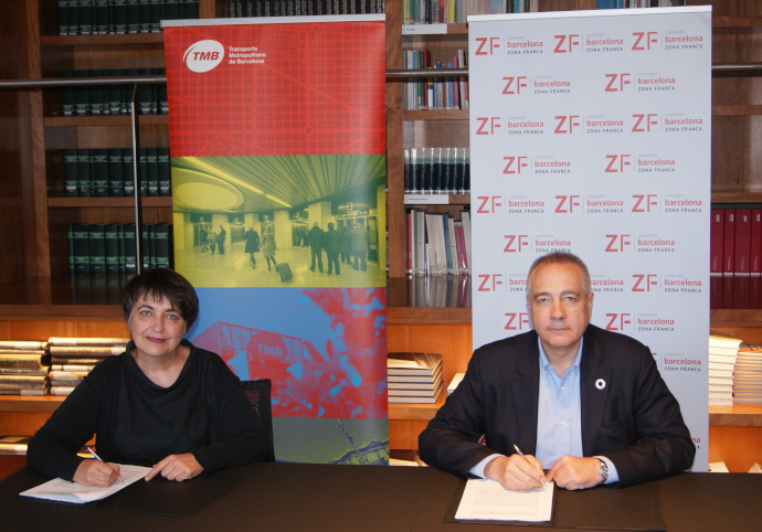 Rosa Alarcón, presidenta de TMB, y Pere Navarro, delegado especial del Estado de CZFB, en la firma del acuerdo para la construcción de la estación de suministro de hidrógeno