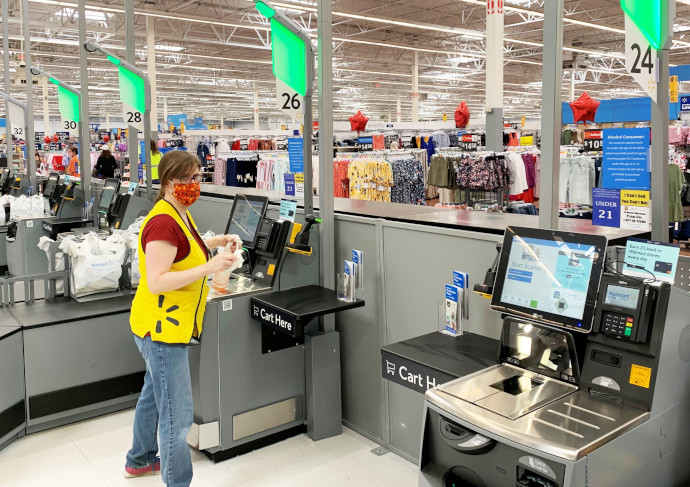 Walmart prueba a retirar las líneas de cajas e instala en su lugar un grupo de 34 cajas de autoservicio