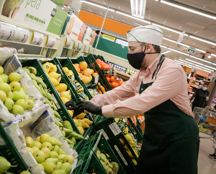 Imagen de un trabajador de Consum, que ha incluido gafas protectoras a sus trabajadores. 