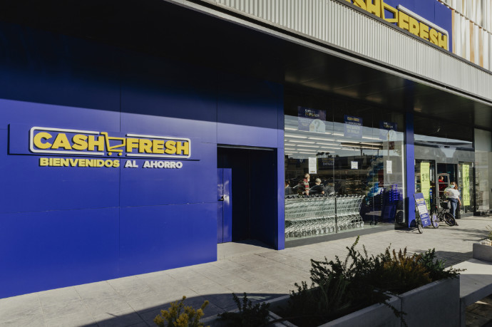 Imagen de la entrada del nuevo Cash Fresh, del Grupo MAS, en el Centro Comercial Way de Dos Hermanas (Sevilla).