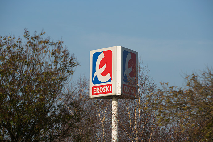 Eroski vende 27 supermercados a un fondo de inversión