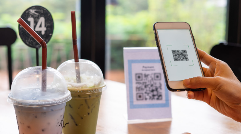 Un código QR en la mesa de una cafetería