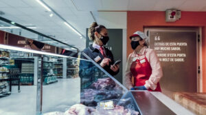 Dos empleadas de Consum en uno de sus supermercados