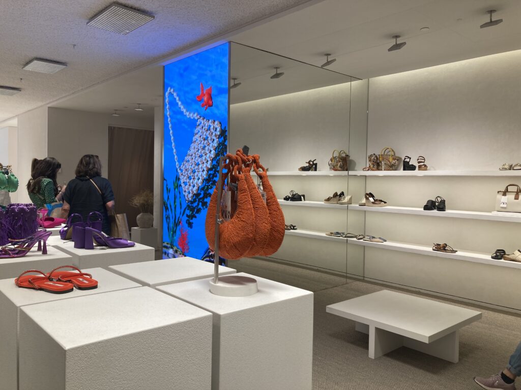 Sección de calzados y complementos en Zara Plaza de España