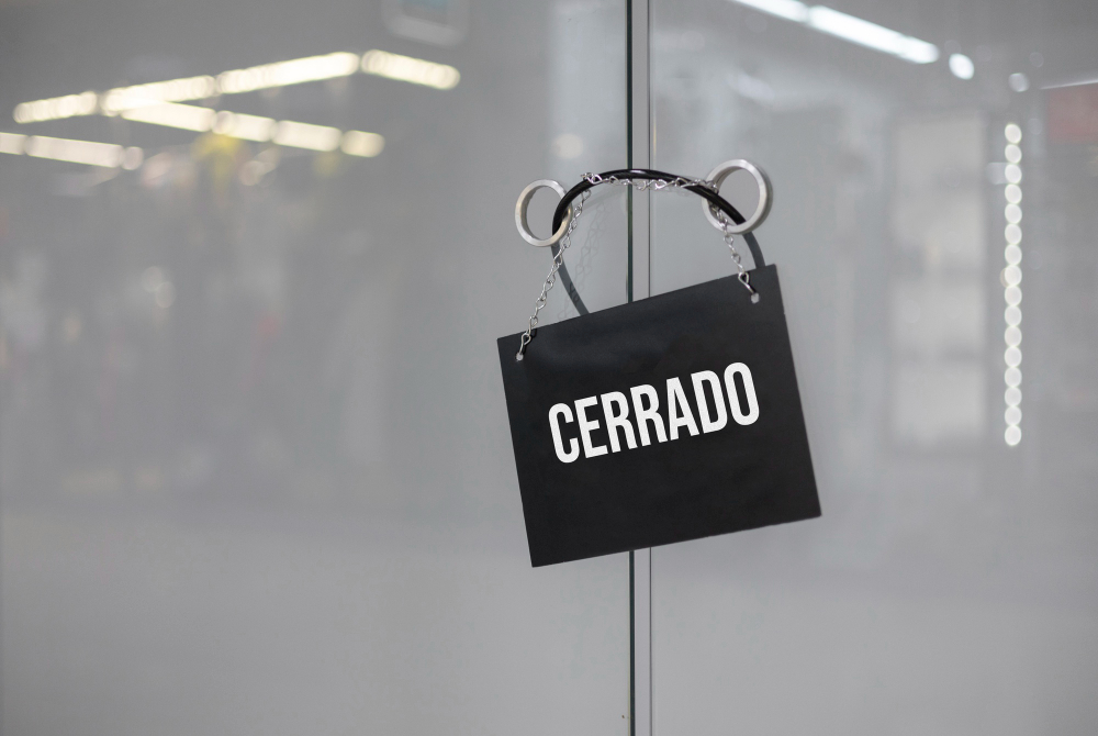 Closer shop. Надпись закрыто на подставке