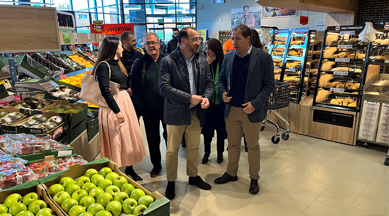 El alcalde de Colmenar Viejo, Carlos Blázquez, junto al director regional de Lidl en Madrid, Raúl Sanz