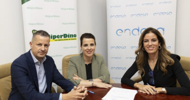 De izquierda a derecha: Rubén Molowny, director de Mantenimiento y Gestión Energética de HiperDino; Elena Bernárdez, directora de movilidad eléctrica de Endesa; Olivia Llorca, directora general de la cadena