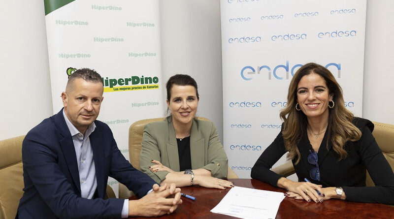 De izquierda a derecha: Rubén Molowny, director de Mantenimiento y Gestión Energética de HiperDino; Elena Bernárdez, directora de movilidad eléctrica de Endesa; Olivia Llorca, directora general de la cadena