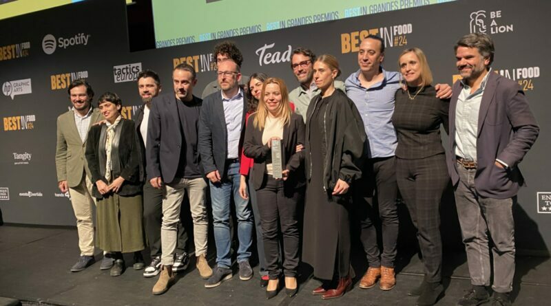 El equipo del Gran Premio de la noche, por la campaña Campanadas y El cabo suelto de Berlín.