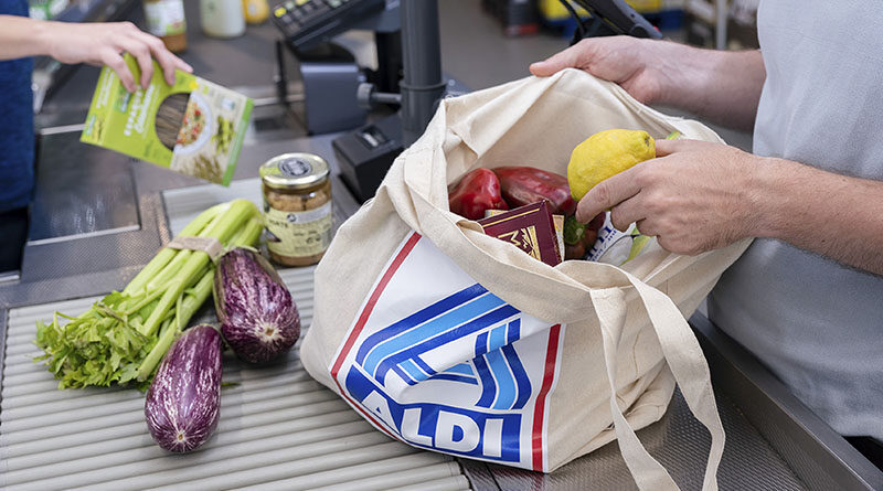 Una cesta de la compra con productos de marca propia de Aldi (sin frescos) puede suponer un ahorro anual de 696,62 euros