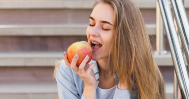 La mitad de los jóvenes consume fruta y practica deporte