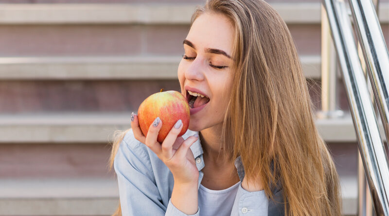 La mitad de los jóvenes consume fruta y practica deporte