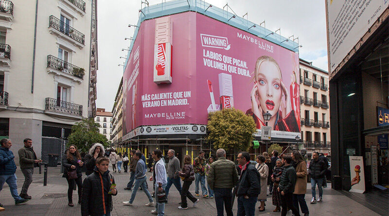 El barrio de Chueca recibe la publicidad exterior del nuevo lanzamiento de Maybelline NY