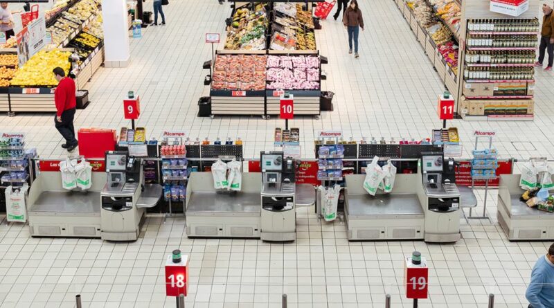 Alcampo reorganiza su red de tiendas en España y despedirá a 710 empleados