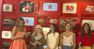 De izq a dcha, Alba Carrillo, Alaska, Yvette Atlet, Carolina Marin y Nuria Roca, durante la presentación por el 50 aniversario de Burger King