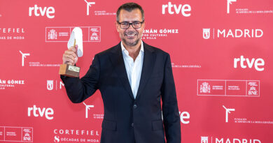 El premio fue recogido por César de Vicente Sandoval, director global de retail de Mango y miembro del comité de dirección, quien subrayó la apuesta de la compañía por el diseño hecho en Barcelona y el saber hacer del sector textil español