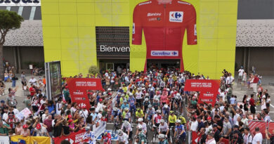 Así, junto a Dori, embajadora de La Vuelta femenina by Carrefour.es, asumen y refuerzan el compromiso de la compañía con el ciclismo en España