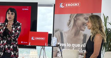De izq a dcha, Beatriz Santos, directora comercial de Eroski y Ainhoa Oyarbide, directora de marketing, marca y comunicación de la compañía