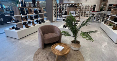La amplia tienda cuenta con una variada selección de calzado y textil para mujer, hombre y niños