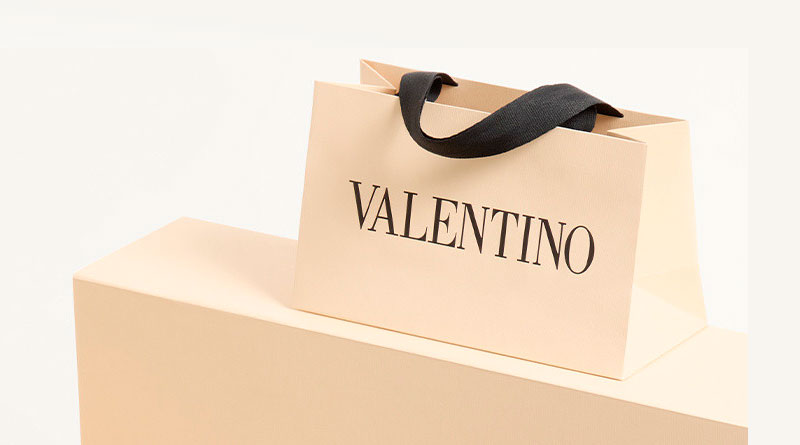 Kering retrasa la compra de Valentino a 2028